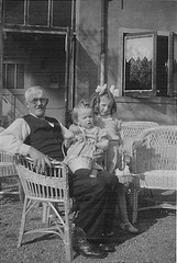 Petrus Marijnissen met zijn kleindochters in Apeldoorn.